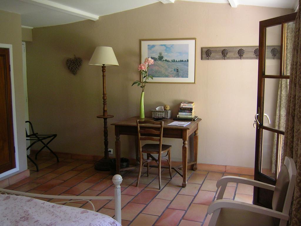 Bed and Breakfast Mas la Provence LʼIsle-sur-la-Sorgue Habitación foto
