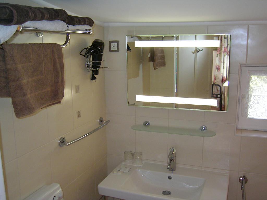 Bed and Breakfast Mas la Provence LʼIsle-sur-la-Sorgue Habitación foto